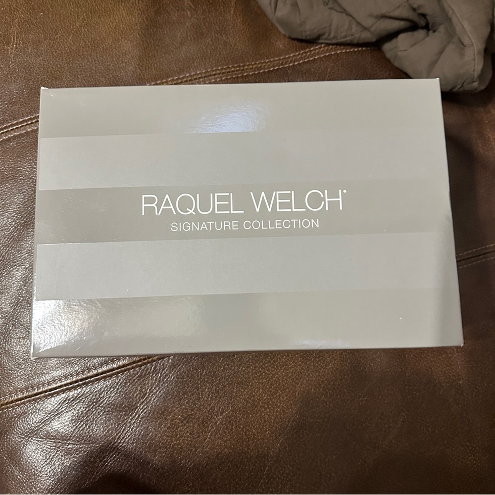 Raquel‎ Welch Short Wig Dark Blonde Kanekalon Vibralite Modacrylic Fiber W/Box